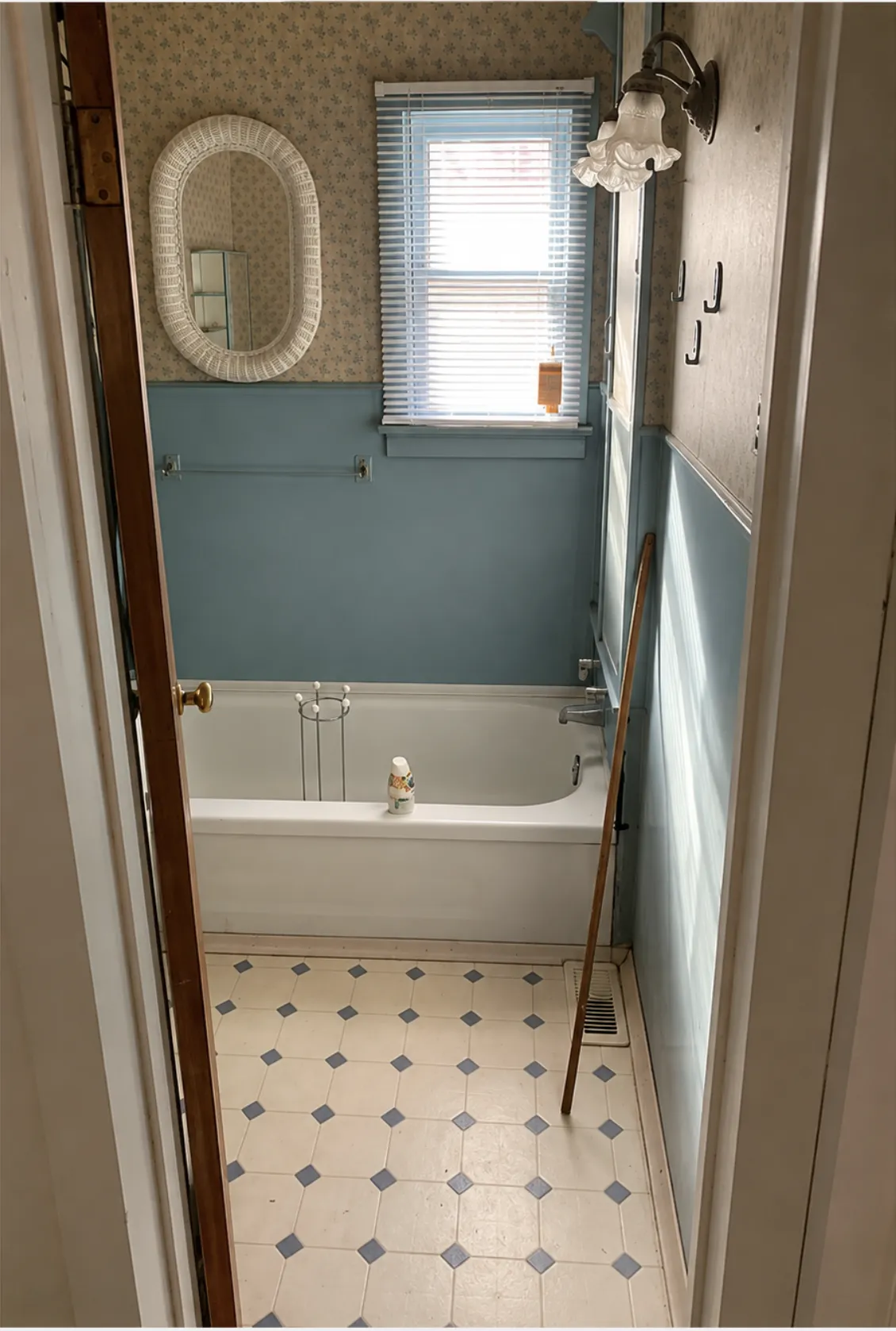 Existing Utterson bathroom before renovation